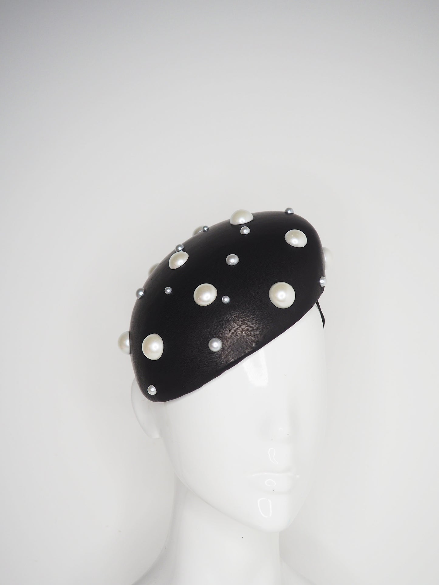 pearl beret - black leather