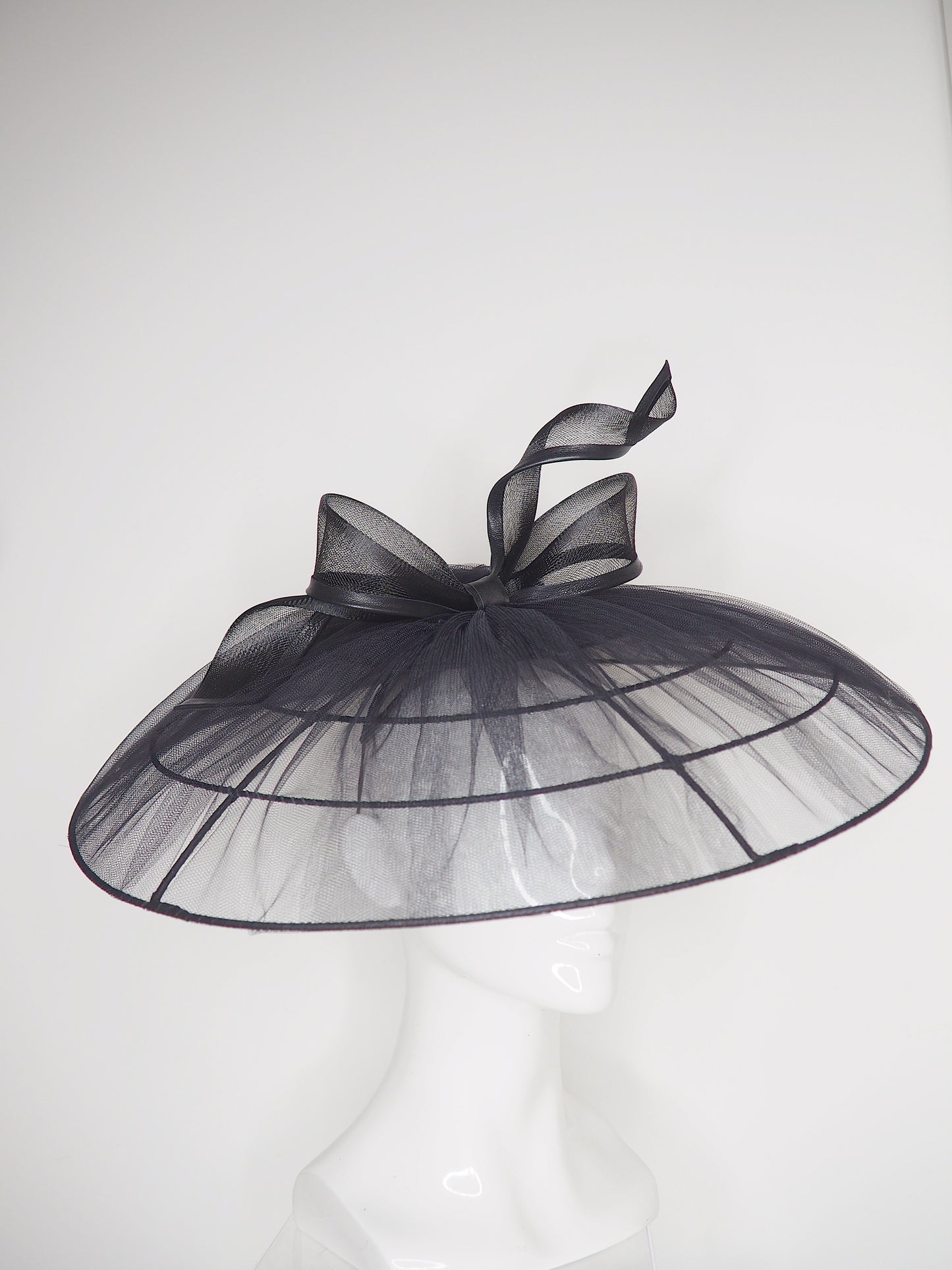 Touch of tulle - XL wirework tulle brim with wired bow