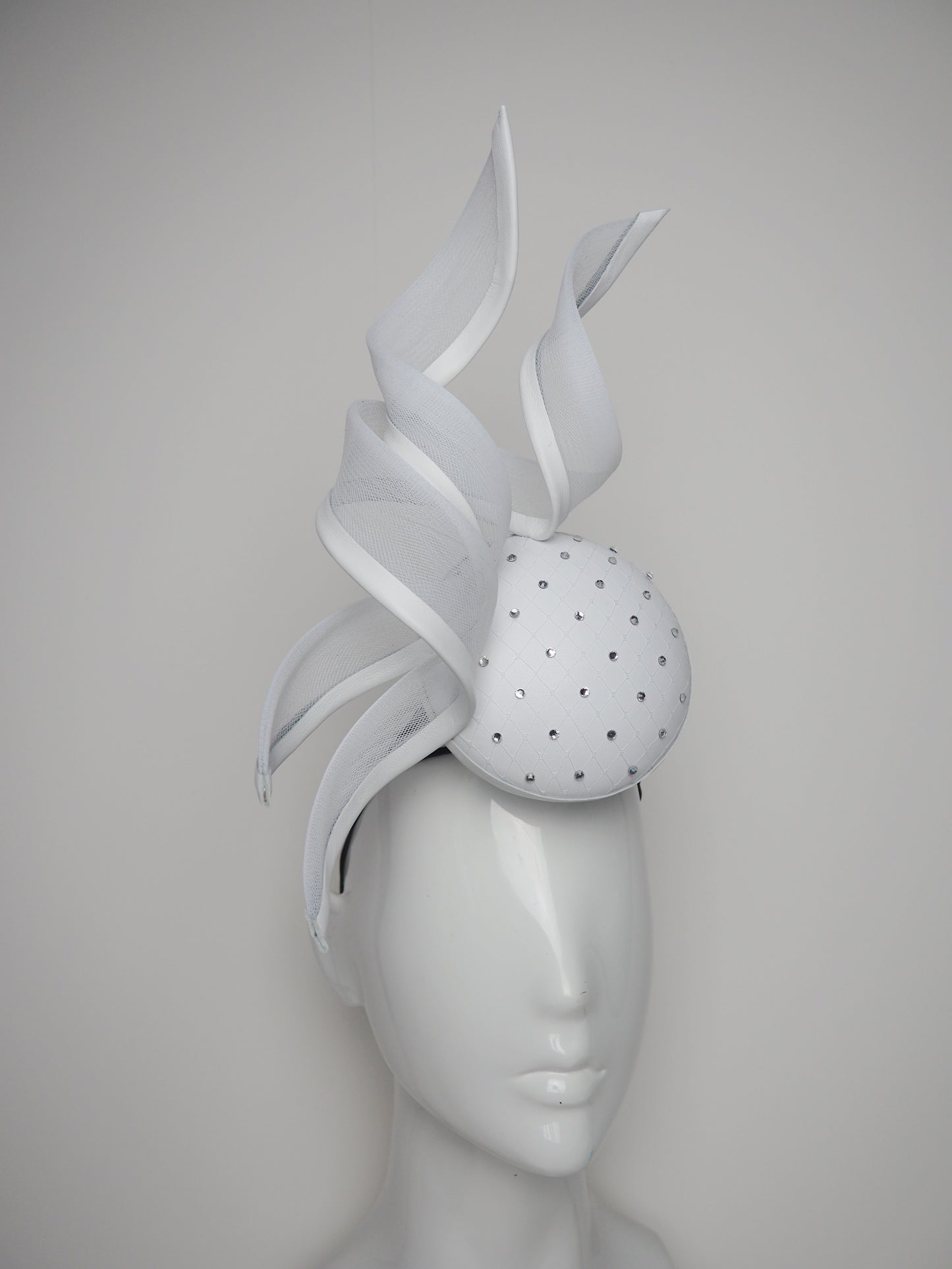 Petite crystal - White leather percher with crystals and crinoline swirls