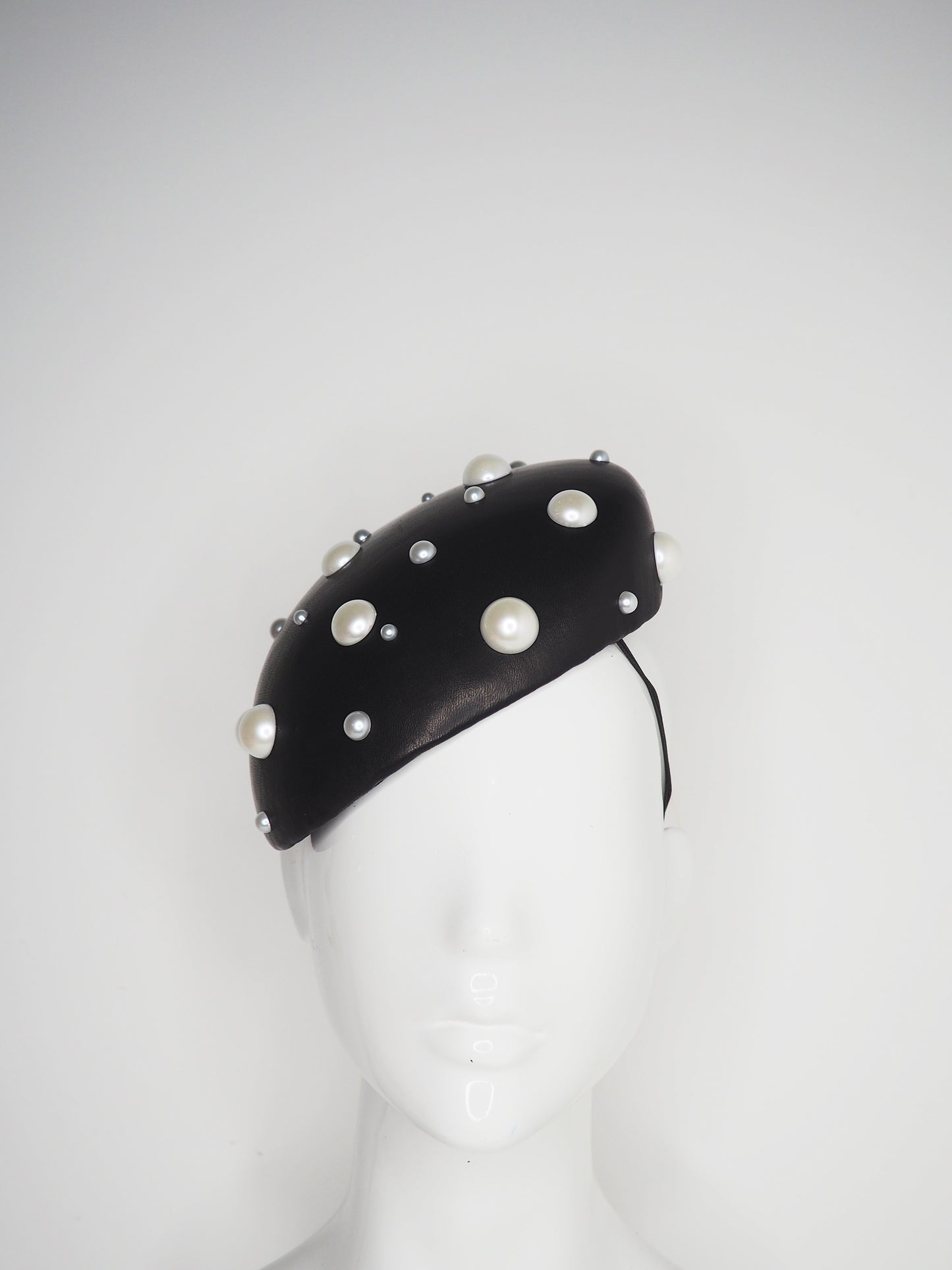 pearl beret - black leather