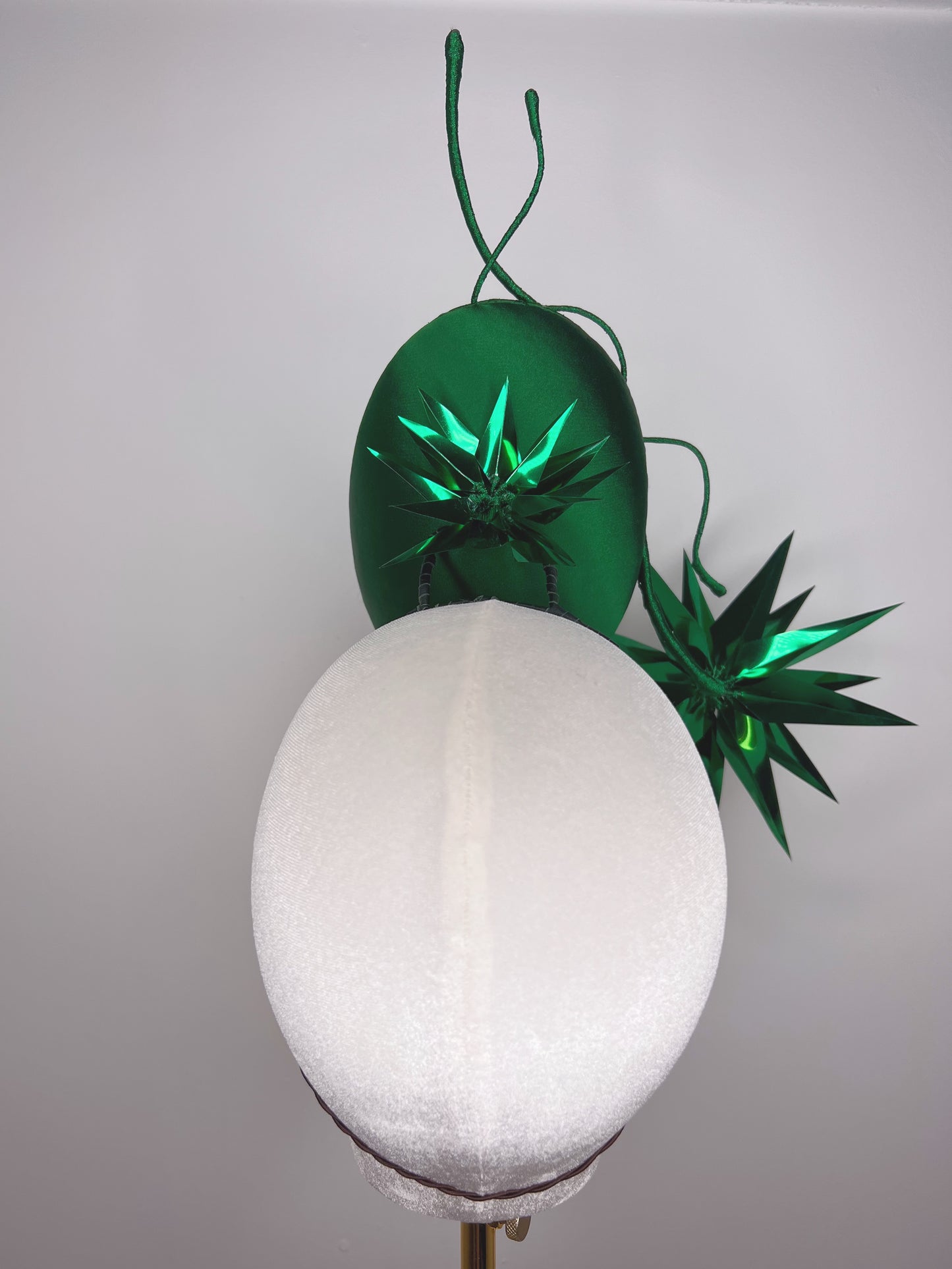 Emerald sparkle - Emerald satin percher with starburst and crystal detail