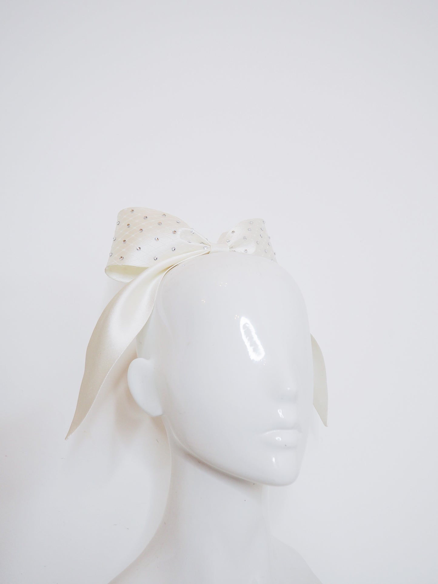 Hannah - Shantung silk bow with veil an crystal detial - off white
