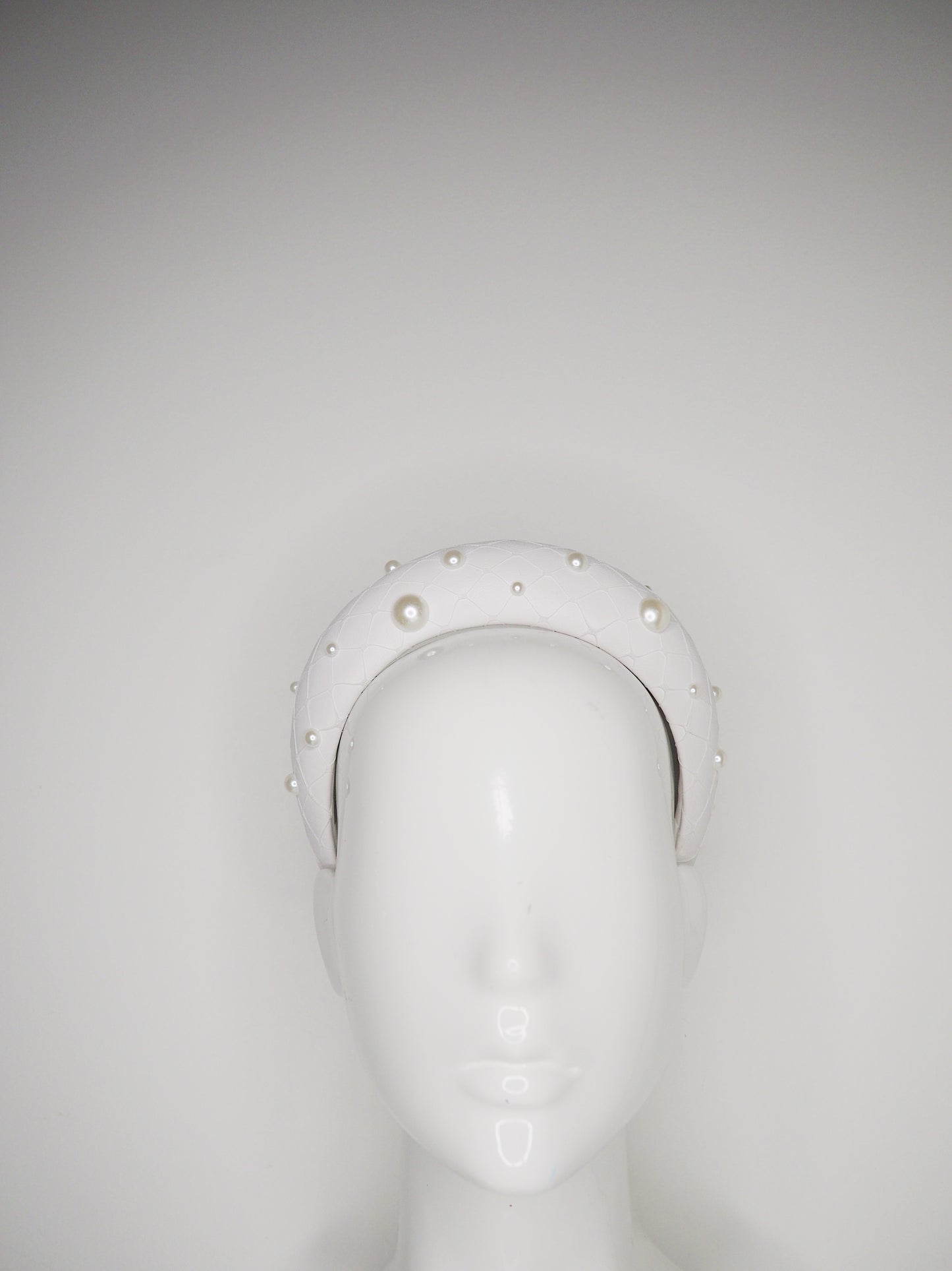 Pearl Drop Mia - White leather pearl