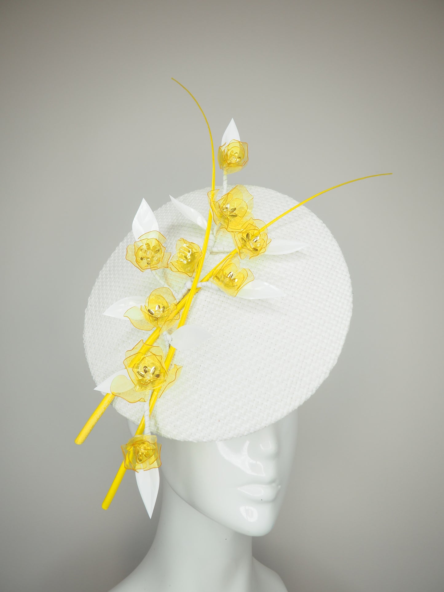 Snow buttercup - White raffia disc with golden yellow crystoform buttercups