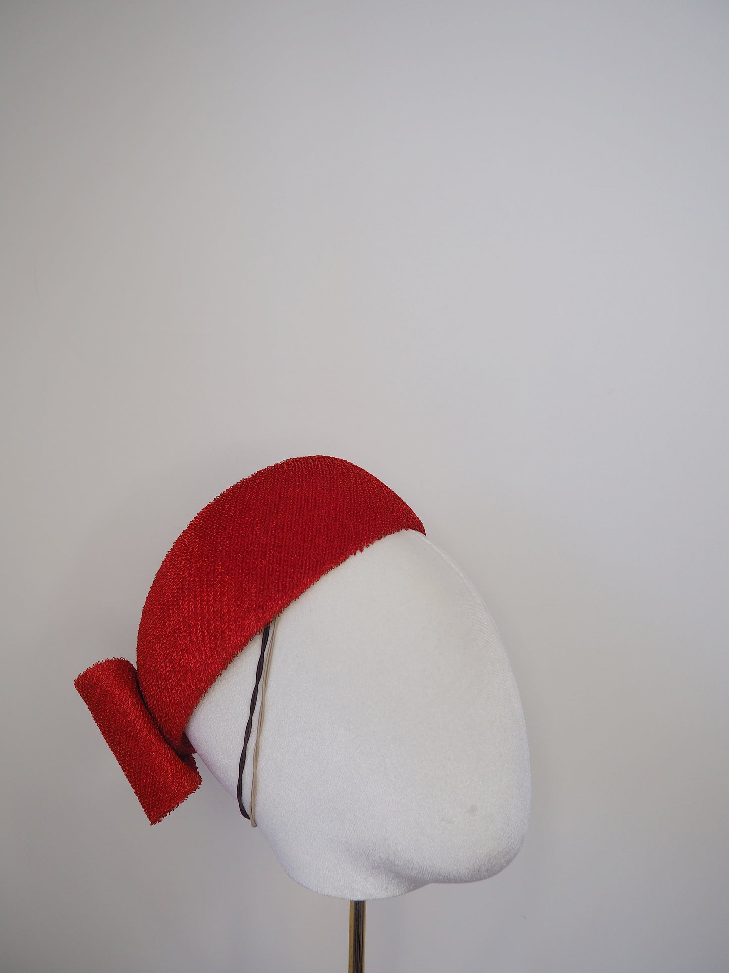Lady in red - vintage strawcloth pillbox
