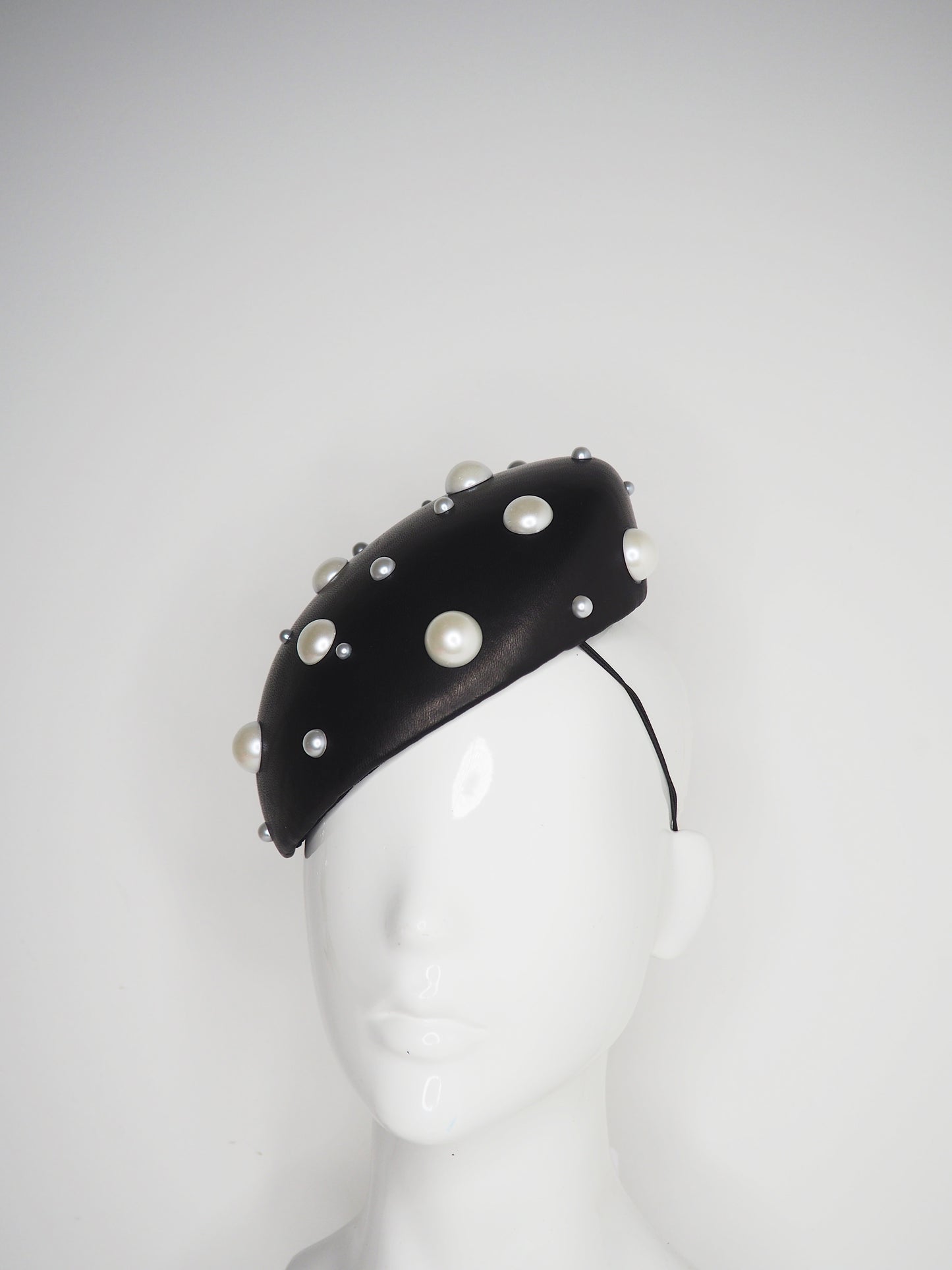 pearl beret - black leather