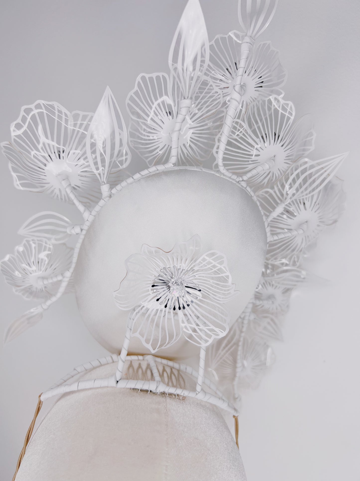 Soie blanche - White silk veil percher with Crystoform Poppy detial