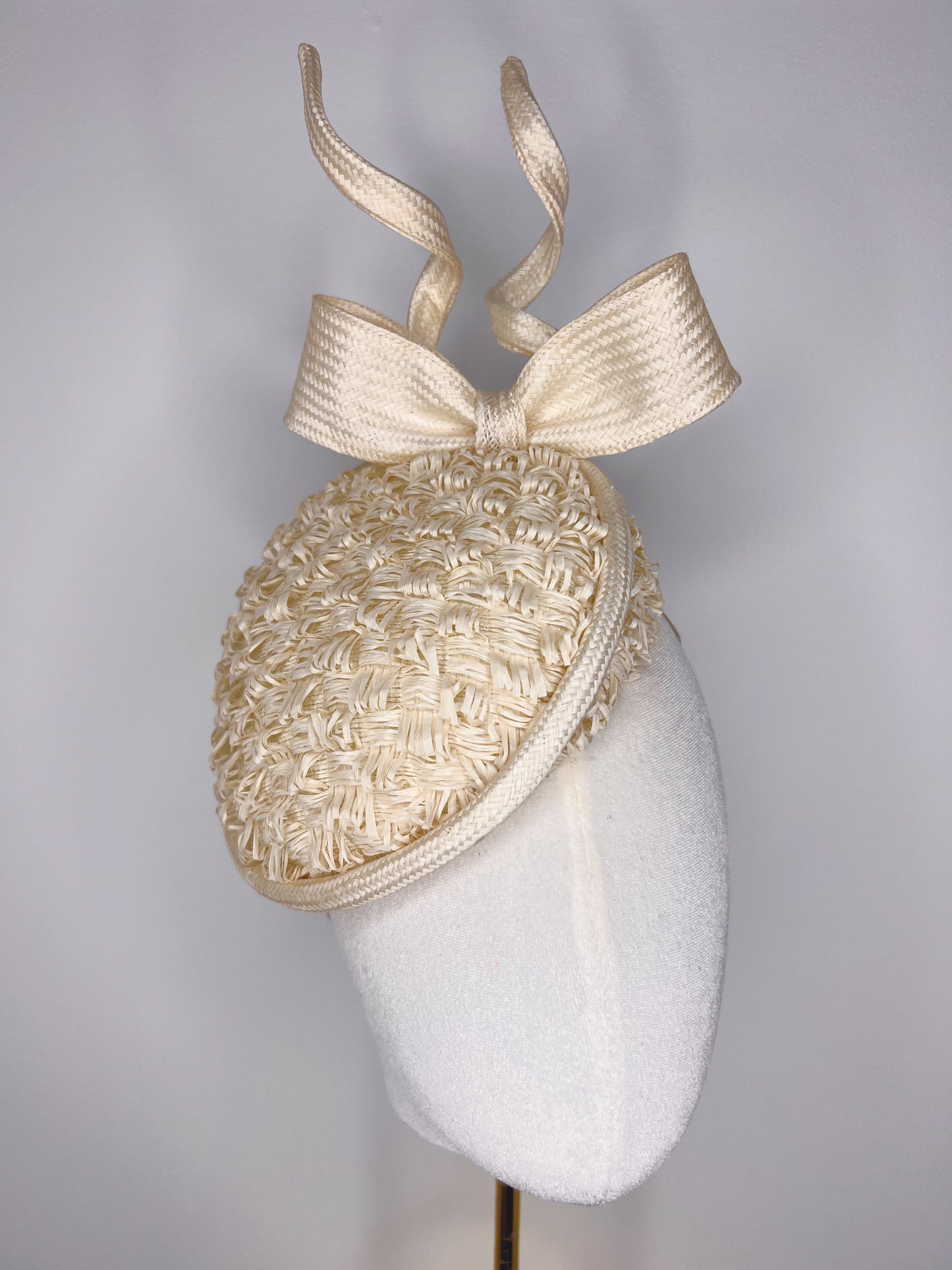 Sweet little bow - Ivory Vintage straw cloth with wired sculptural Parisissal bow
