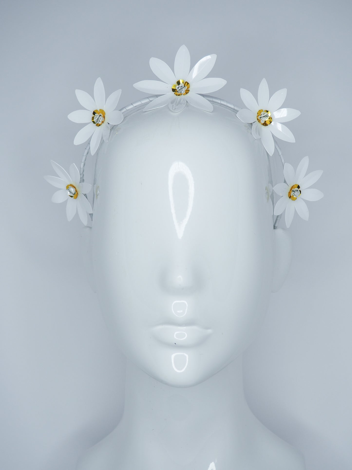 Dainty Daisy - White and gold