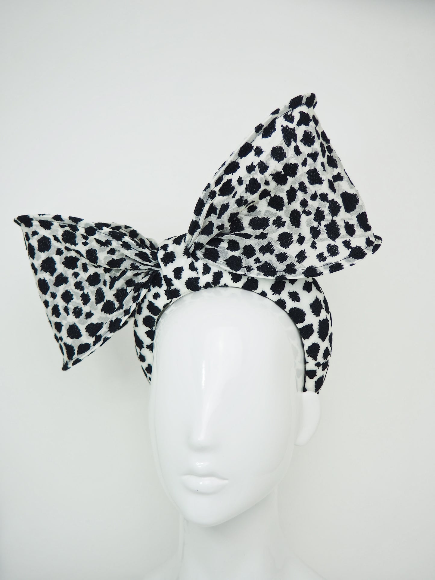 Bow Peep - Oversized bow with embroidered detial