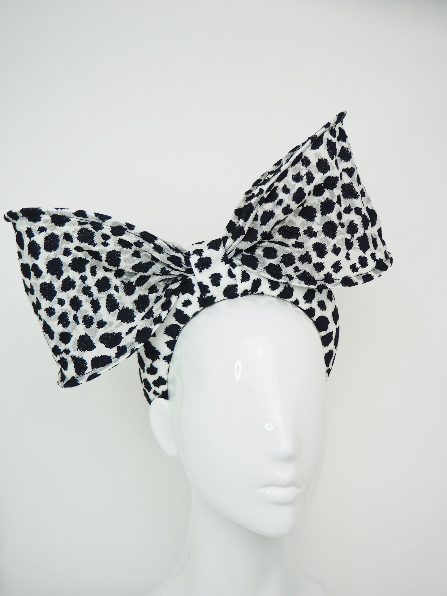 Bow Peep - Oversized bow with embroidered detial