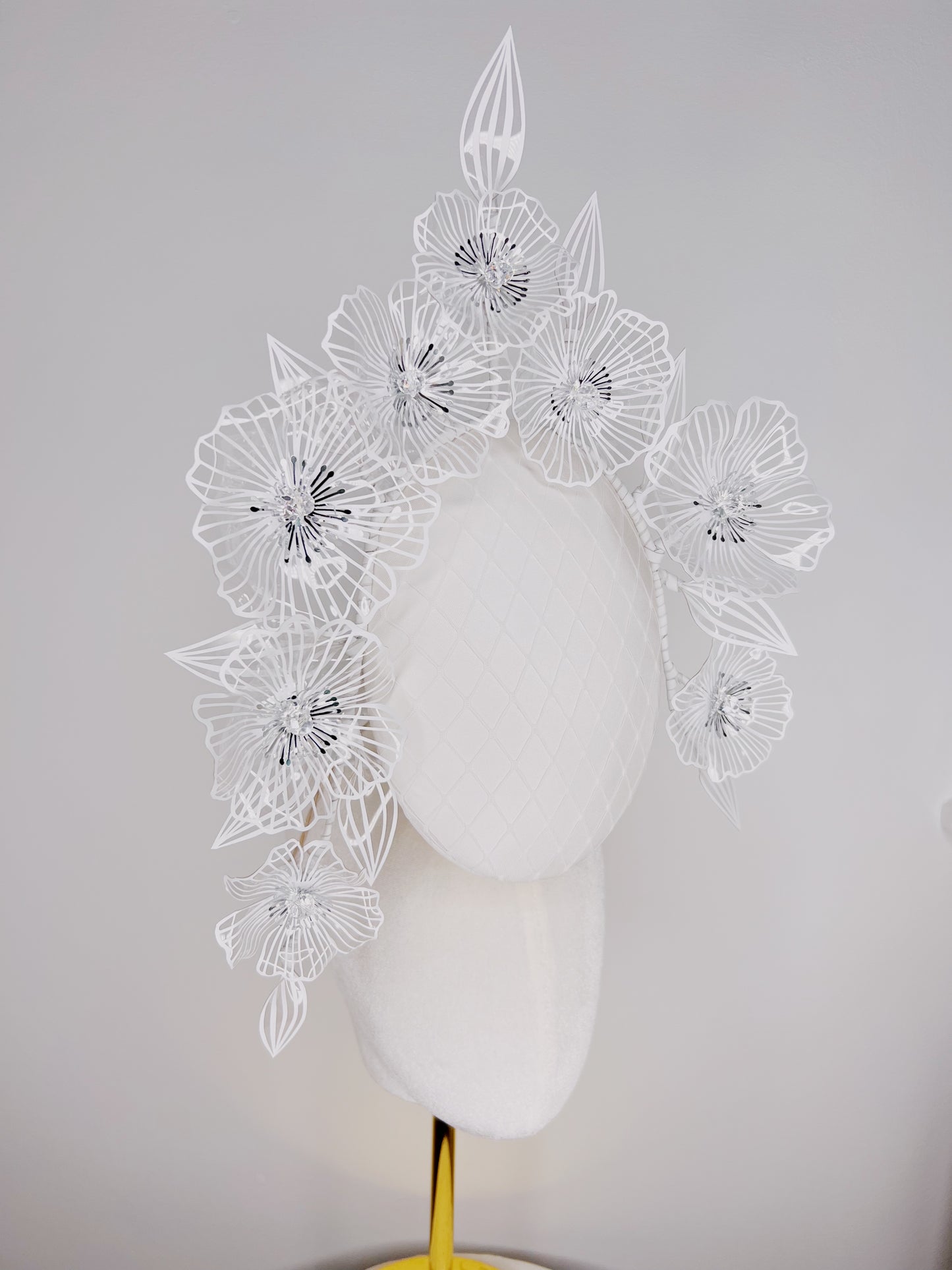 Soie blanche - White silk veil percher with  Crystoform Poppy detial