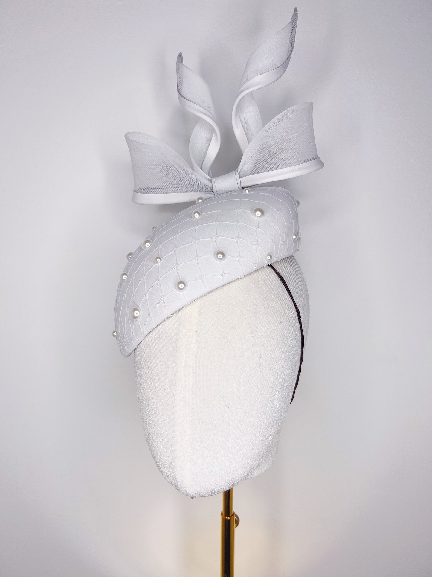 The girl with the pearl - Pearl encrusted white Leather Facehugger with wired bow