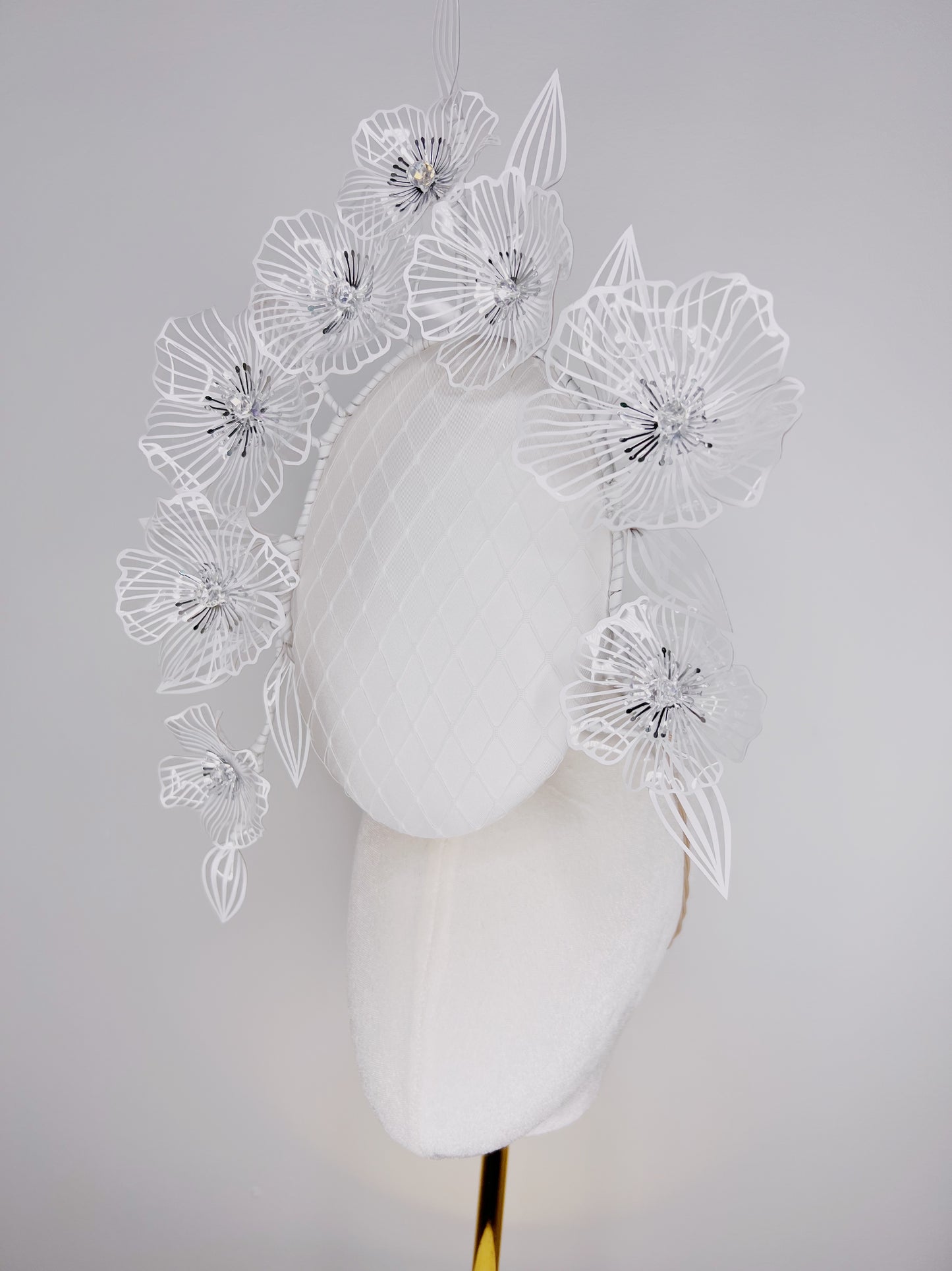 Soie blanche - White silk veil percher with  Crystoform Poppy detial