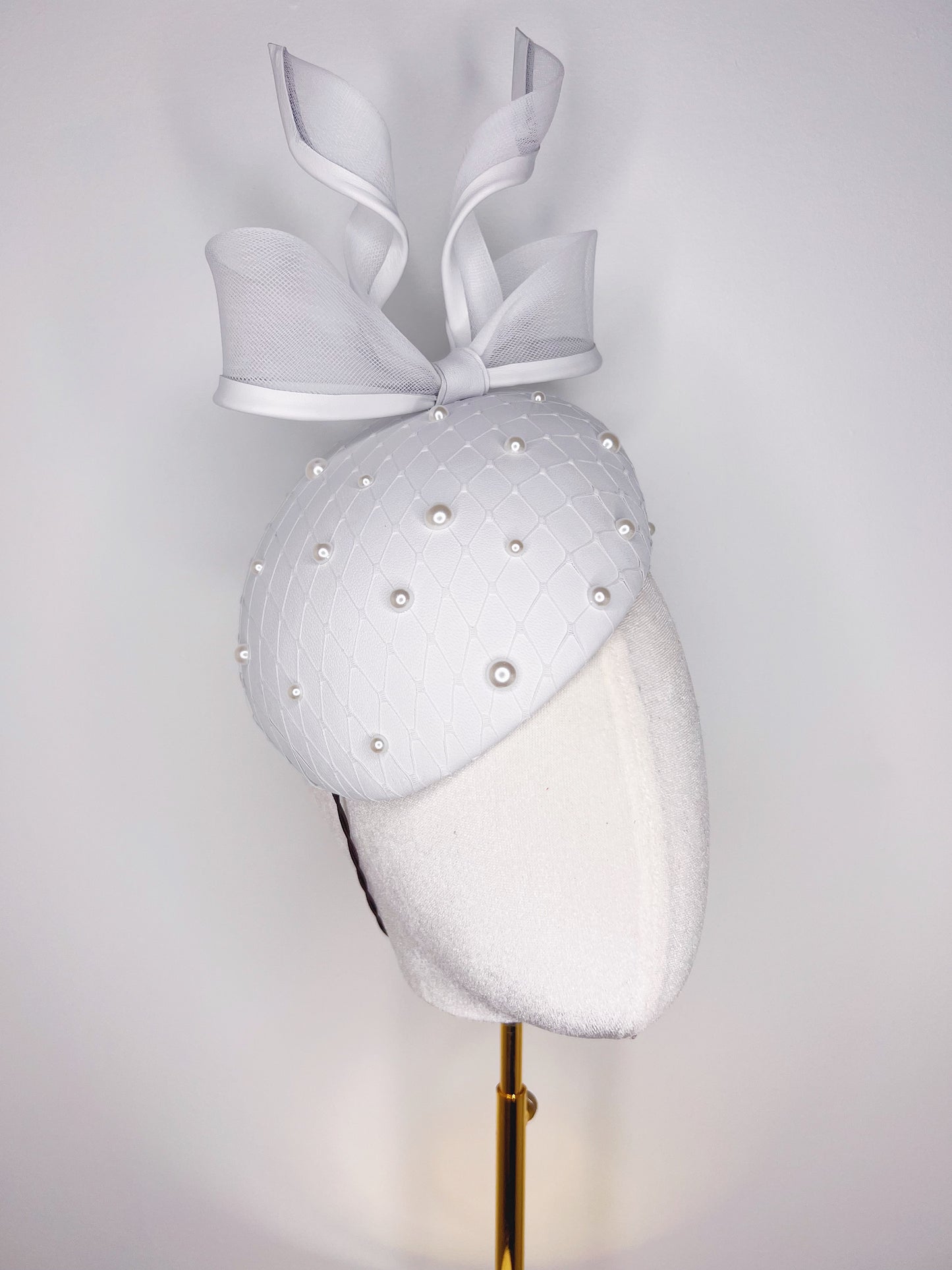 The girl with the pearl - Pearl encrusted white Leather Facehugger with wired bow