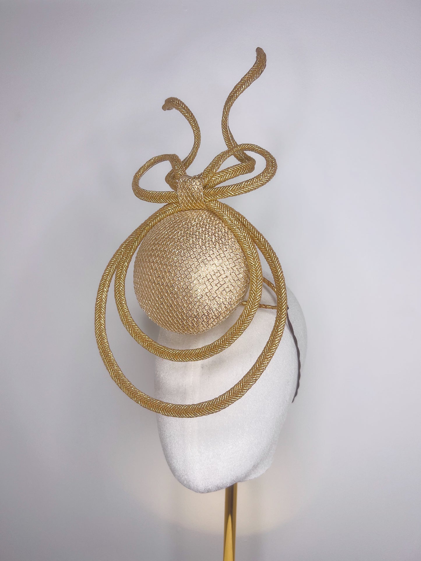 Midas Touch - Golden percher with wired bow and peekaboo detail