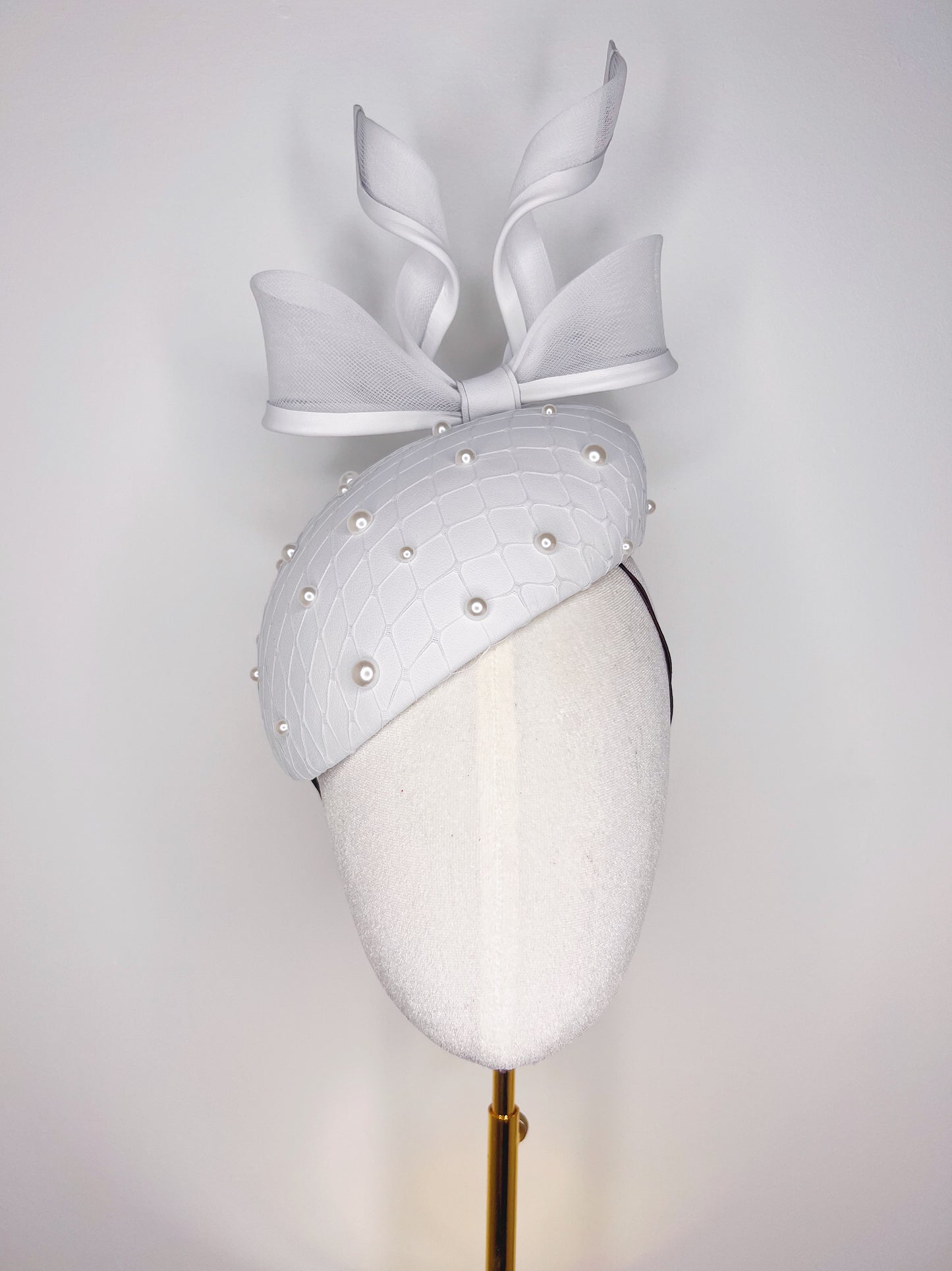 The girl with the pearl - Pearl encrusted white Leather Facehugger with wired bow