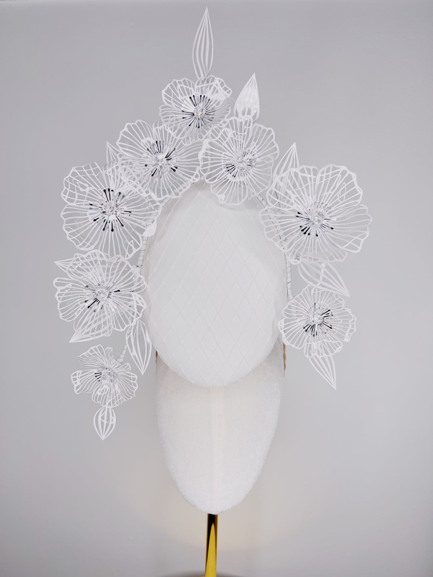 Soie blanche - White silk veil percher with  Crystoform Poppy detial