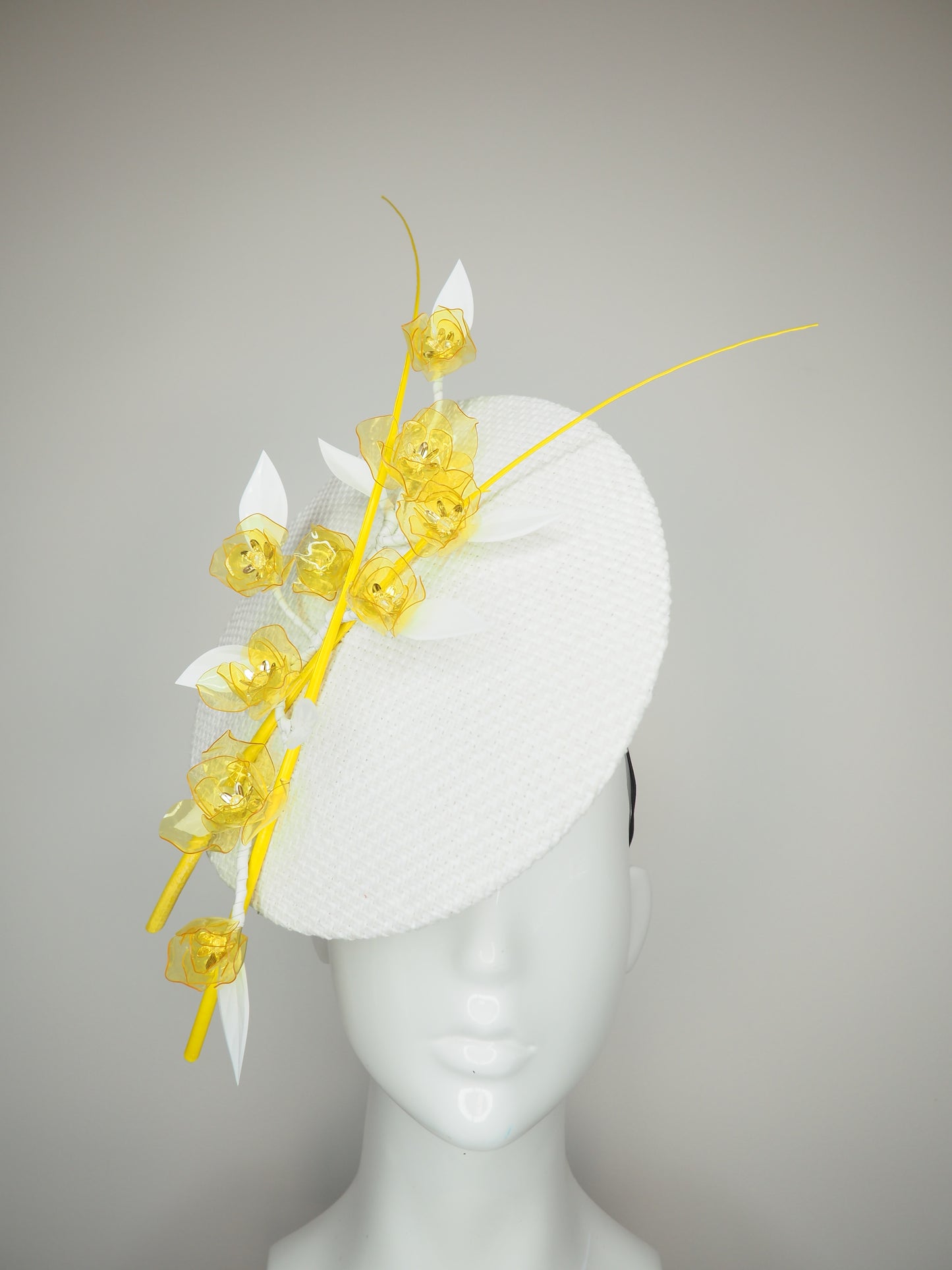 Snow buttercup - White raffia disc with golden yellow crystoform buttercups