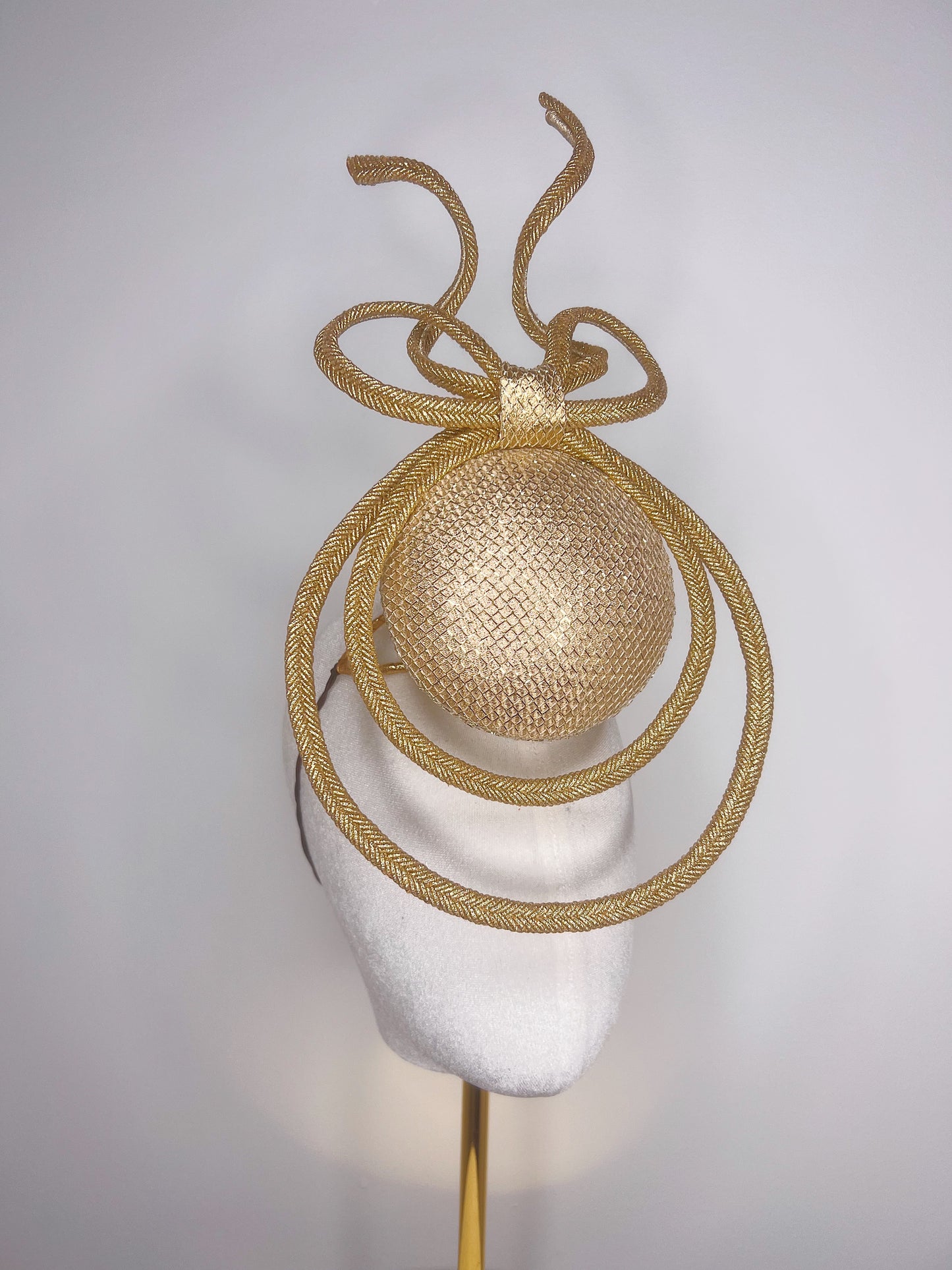 Midas Touch - Golden percher with wired bow and peekaboo detail