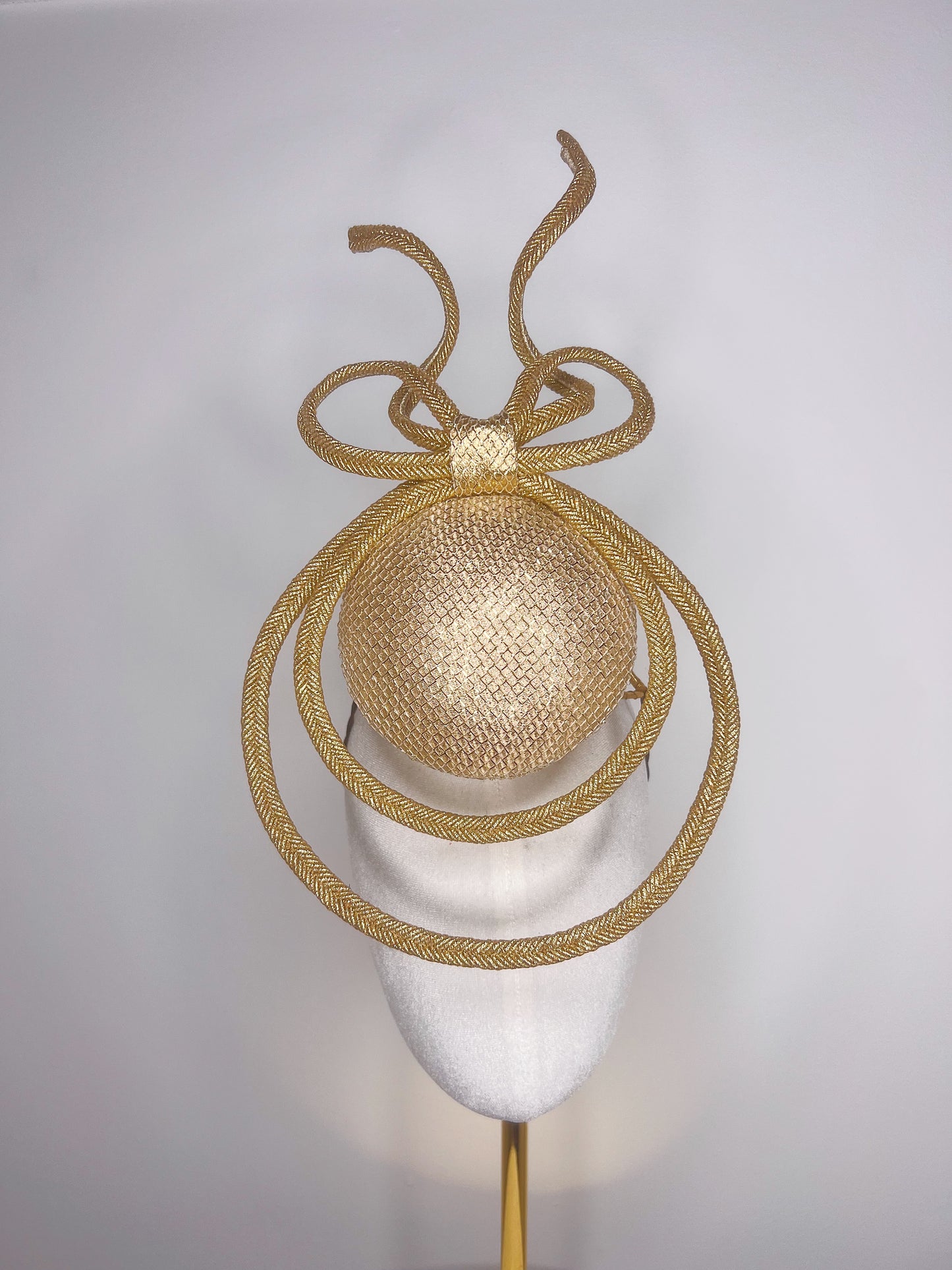 Midas Touch - Golden percher with wired bow and peekaboo detail