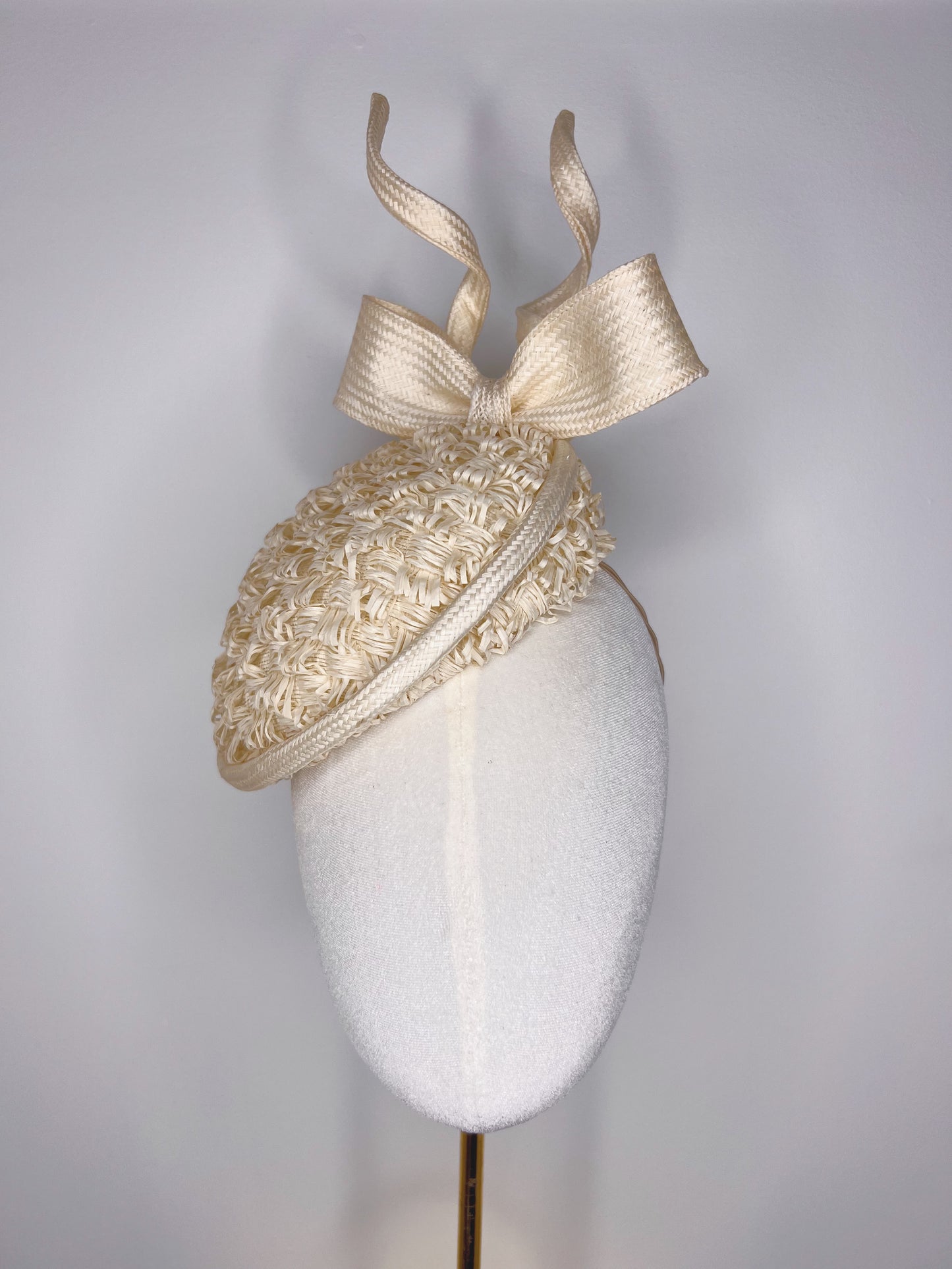 Sweet little bow - Ivory Vintage straw cloth with wired sculptural Parisissal bow