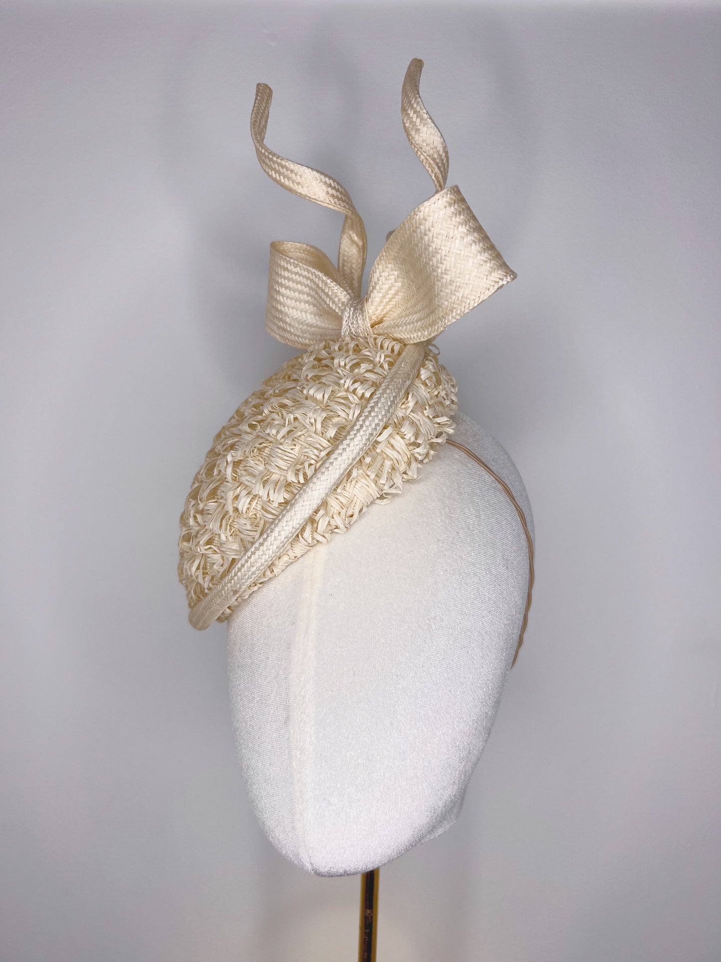 Sweet little bow - Ivory Vintage straw cloth with wired sculptural Parisissal bow