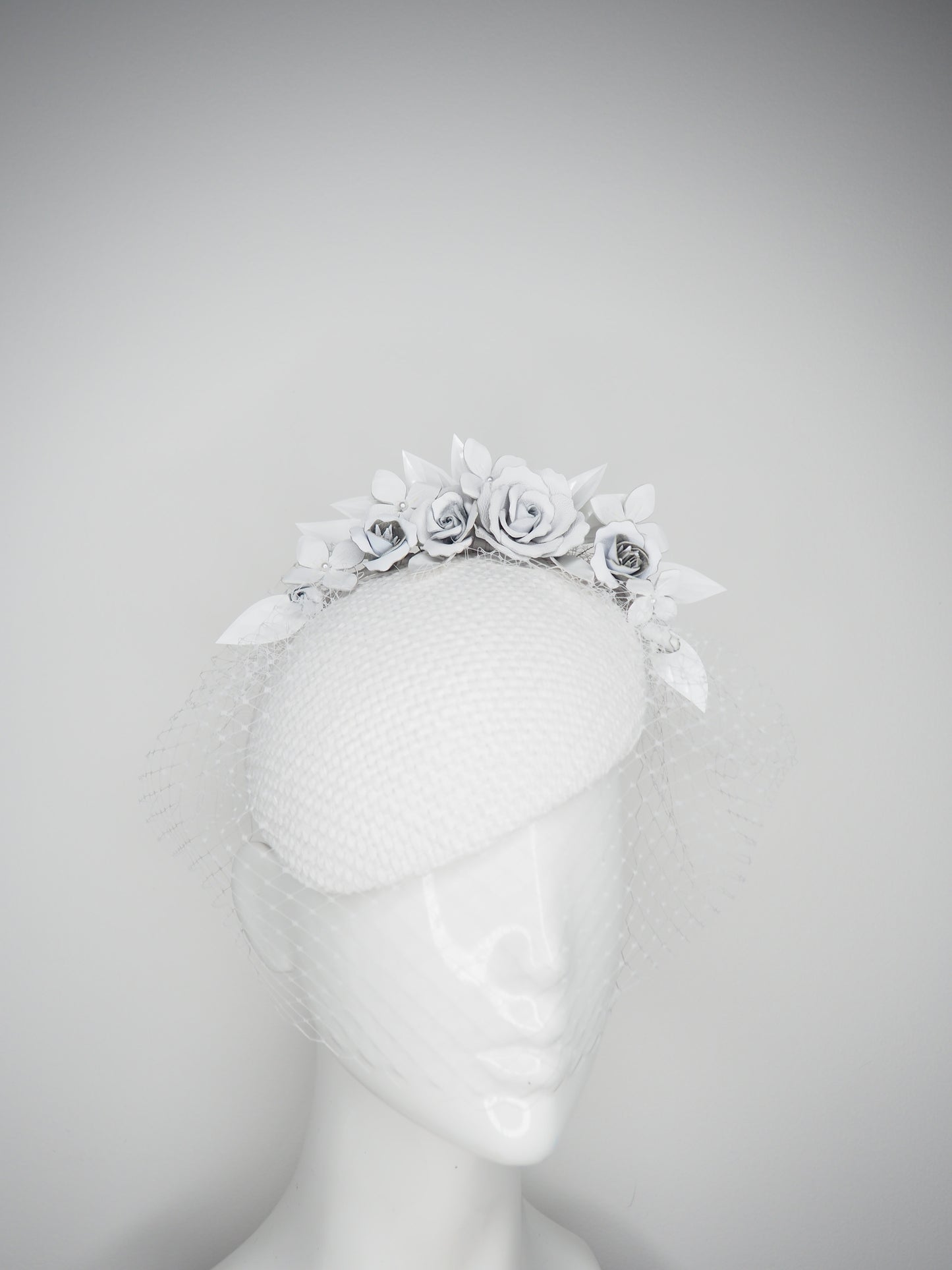 White wonder - Facehugger base with textured raffia cotton base and veil & leather flower detail