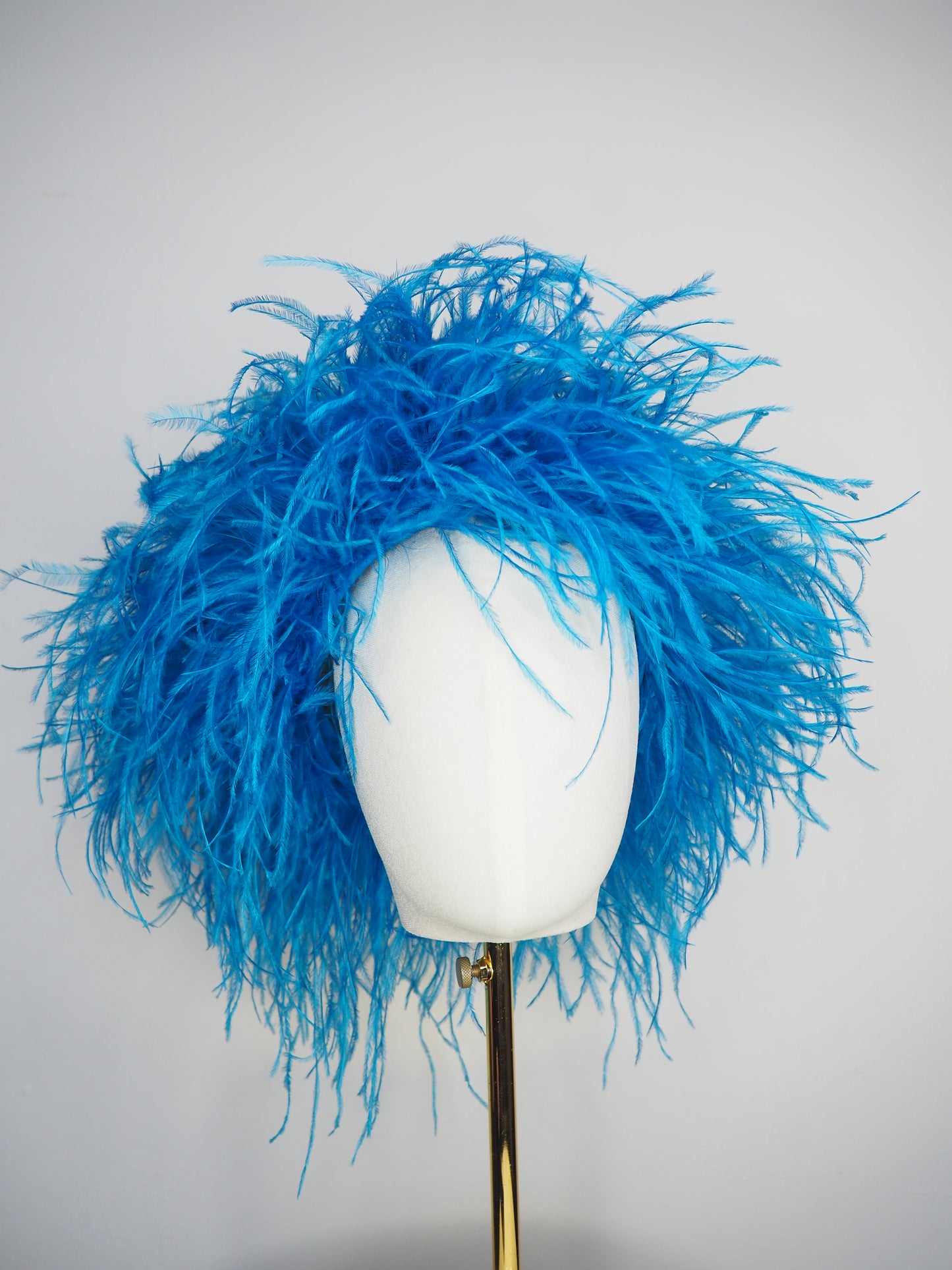 Azure Plume - pillbox covered in luxurious turquoise feathers for modern elegance with vintage glamour.