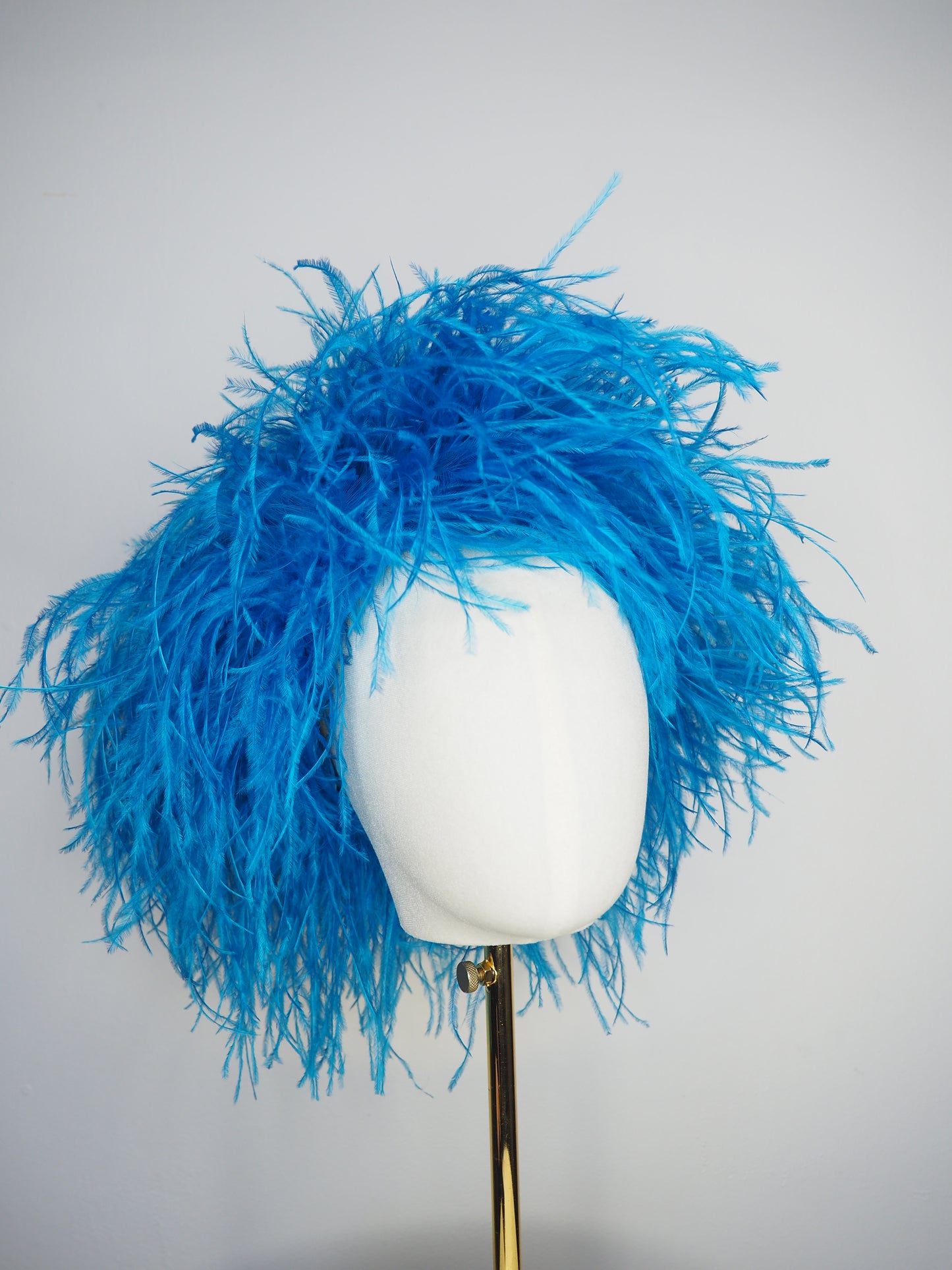 Azure Plume - pillbox covered in luxurious turquoise feathers for modern elegance with vintage glamour.