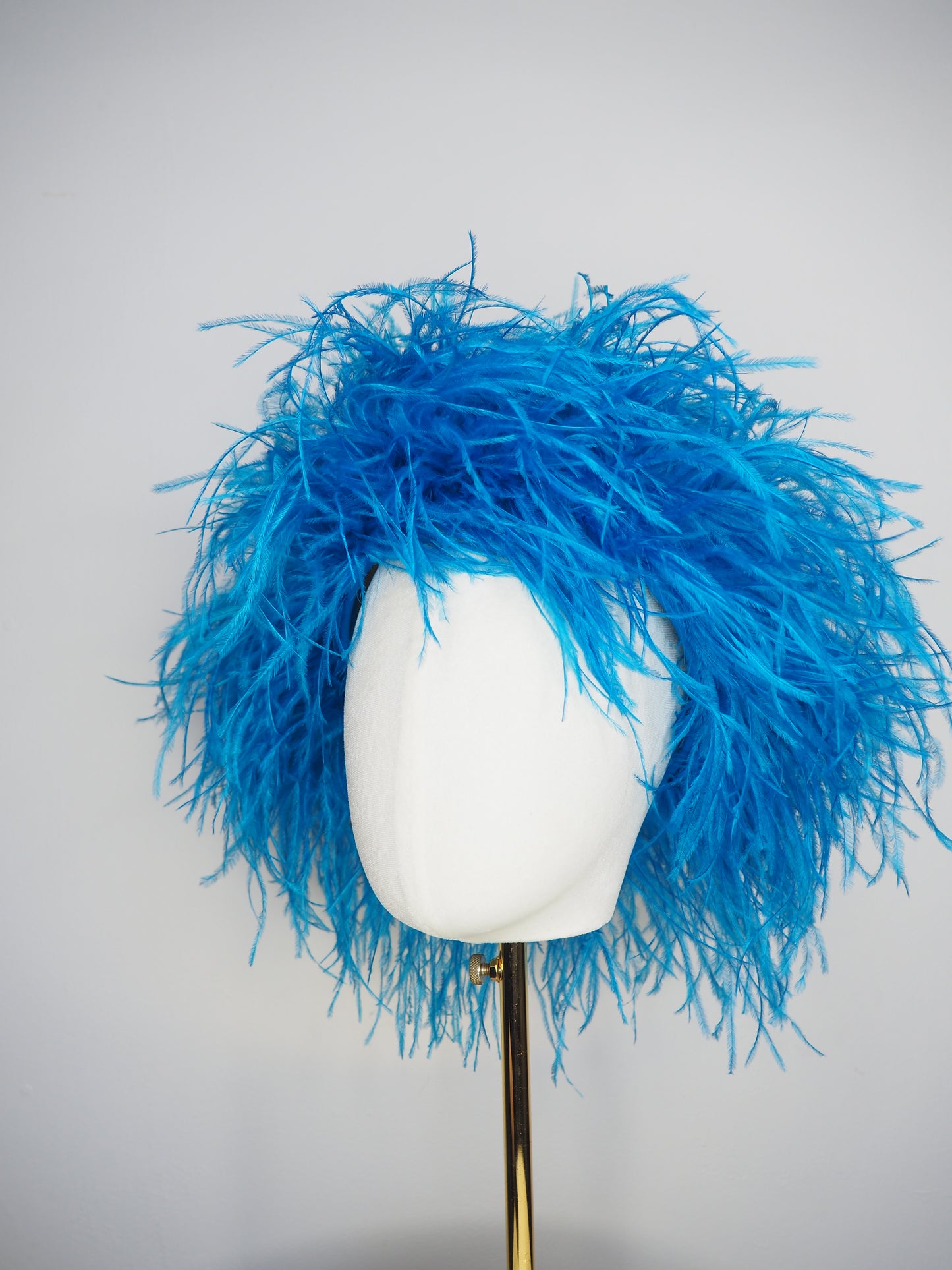 Azure Plume - pillbox covered in luxurious turquoise feathers for modern elegance with vintage glamour.