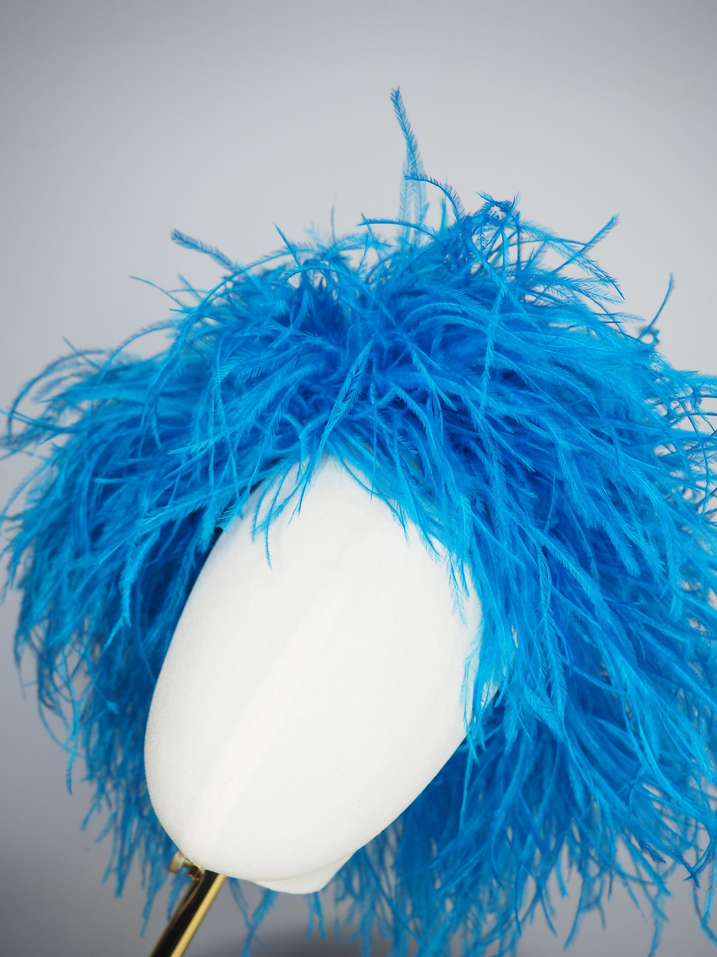 Azure Plume - pillbox covered in luxurious turquoise feathers for modern elegance with vintage glamour.