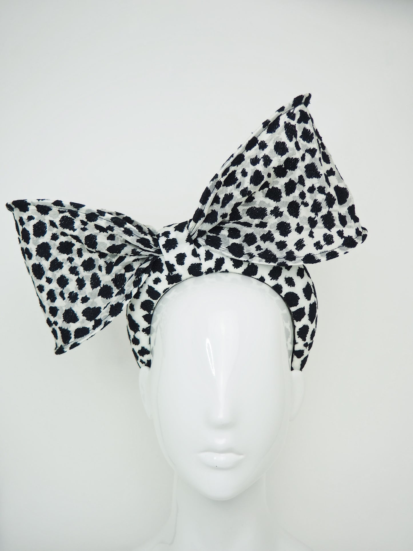 Bow Peep - Oversized bow with embroidered detial