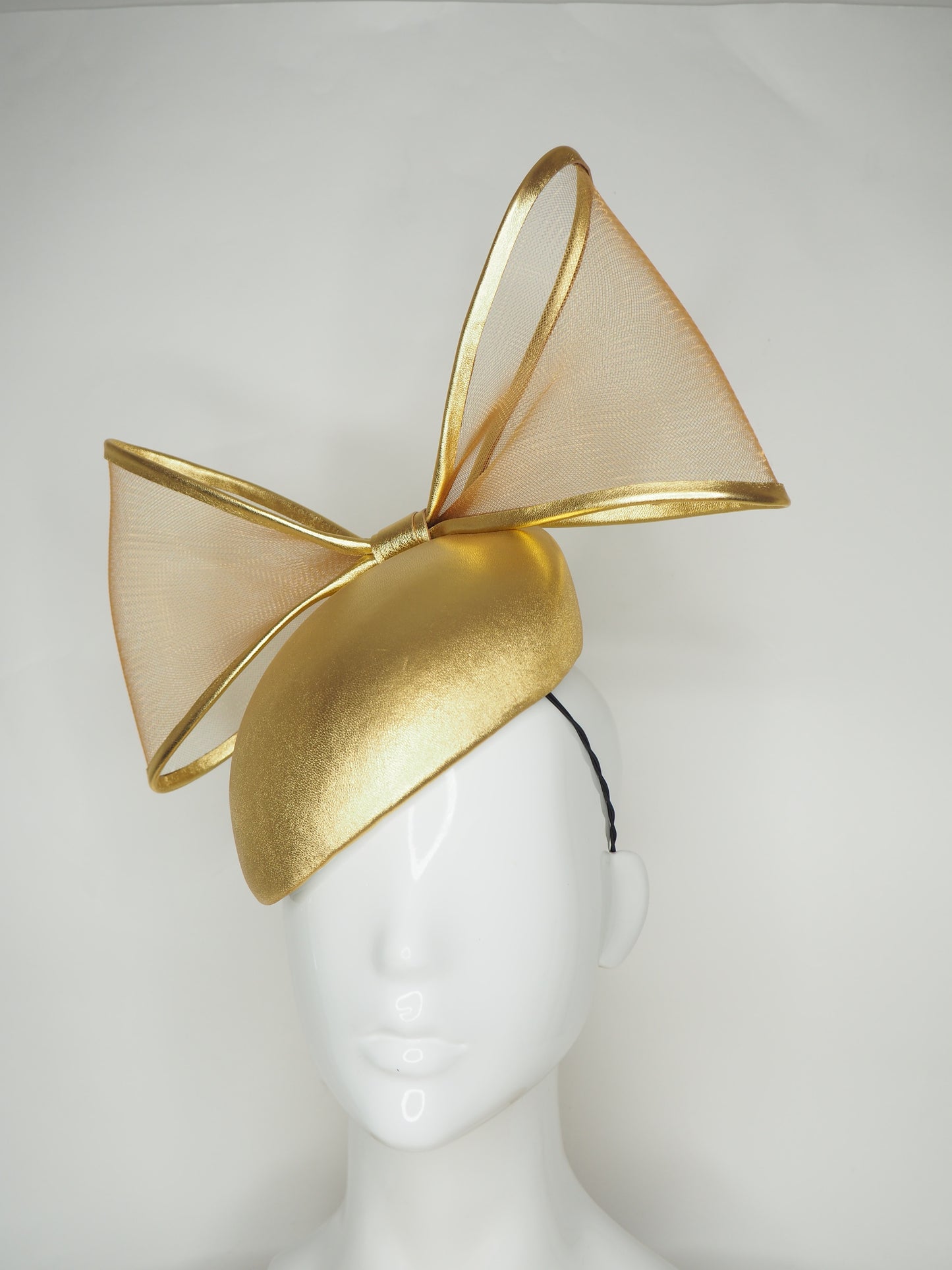Golden hour - Gold leather beret with translucent crinoline bow